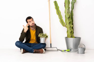 Bahçıvan içeride oturuyor ve intihar jesti yapıyor.