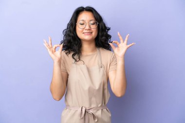 Restoran Asyalı garson, mor arka planda Zen pozuyla izole edilmiş.