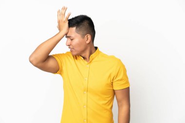 Beyaz arka planda izole edilmiş genç Ekvadorlu bir adam bir şey fark etti ve çözüme niyetlendi.