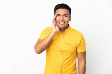 Genç Ekvadorlu, beyaz arka planda izole edilmiş ağzı açık bağırıyor.