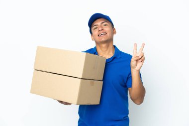 Beyaz arka planda izole edilmiş, gülümseyen ve zafer işareti gösteren bir teslimatçı.