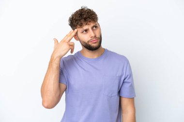 Beyaz arka planda yaşayan yakışıklı beyaz bir adam intihar jesti yapmada sorun yaşıyor.