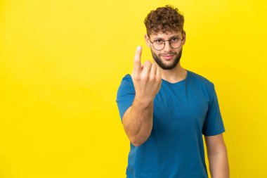 Sarı arka planda izole edilmiş yakışıklı beyaz bir adam geliyor.