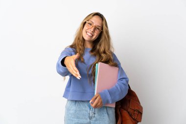 Beyaz arka planda izole edilmiş genç bir bayan iyi bir anlaşma için el sıkışıyor.