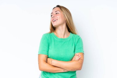 Beyaz arka planda izole edilmiş genç beyaz kadın mutlu ve gülümsüyor.