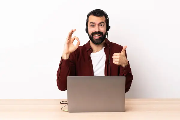 ヘッドセットとノートパソコンで動作しているテレメーター白人男性は Okサインと親指アップジェスチャーを示す — ストック写真