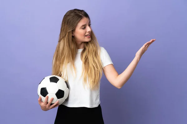 Pemain Sepak Bola Wanita Pirang Muda Terisolasi Latar Belakang Ungu — Stok Foto