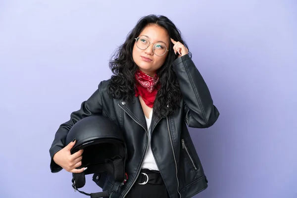 Motosiklet Kasklı Genç Asyalı Kadın Mor Arka Planda Izole Edilmiş — Stok fotoğraf
