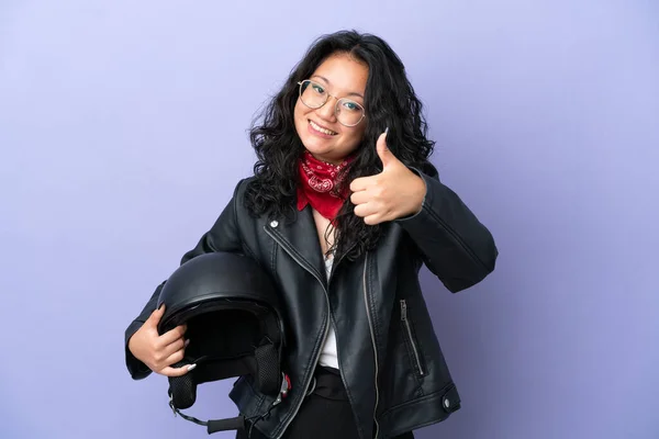 Motosiklet Kasklı Genç Asyalı Kadın Mor Arka Planda Izole Edildi — Stok fotoğraf
