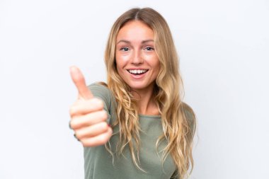 Beyaz arka planda izole edilmiş genç bir Rus kadın. Başparmakları havada. Çünkü iyi bir şey oldu.