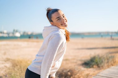 Mutlu yüzlü, genç ve güzel bir kadın.