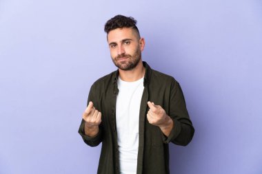 Mor arka planda izole edilmiş beyaz bir adam para hareketi yapıyor.