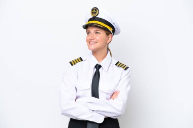 Beyaz arka planda izole edilmiş Kafkas pilot kadın mutlu ve gülümsüyor.