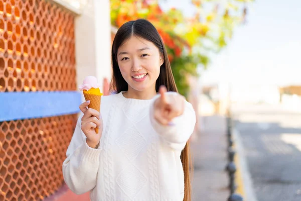 Pretty Chinese Woman Cornet Ice Cream Outdoors Points Finger You — Stock Photo, Image