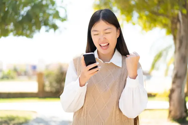 Mujer China Bonita Aire Libre Con Teléfono Posición Victoria — Foto de Stock
