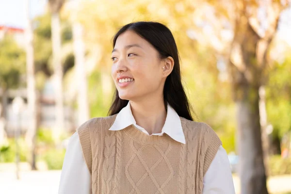 Mulher Chinesa Bonita Livre Com Expressão Feliz — Fotografia de Stock