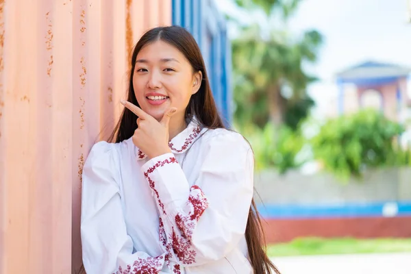 Jovem Chinesa Livre Sorrindo — Fotografia de Stock