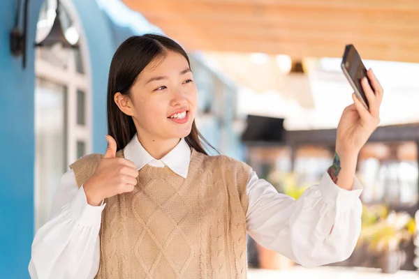 Jeune Femme Chinoise Extérieur Faire Selfie Avec Téléphone Mobile — Photo