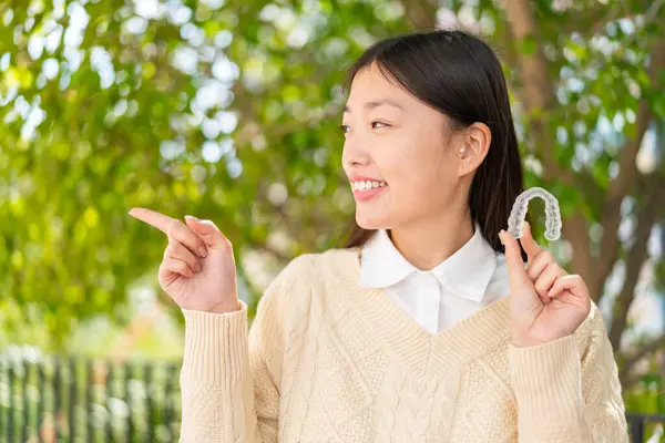 Jeune Femme Chinoise Tenant Des Bretelles Invisibles Extérieur Pointant Vers — Photo