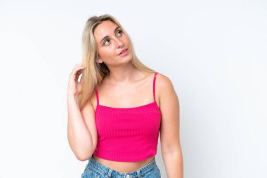 Beyaz arka planda izole edilmiş beyaz bir kadın bir fikir düşünüyor.