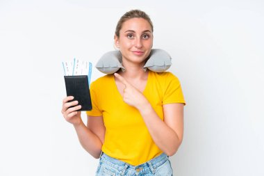 Şişirilebilir Seyahat Yastığı olan kadın bir ürün sunmak için kenarı işaret ediyor