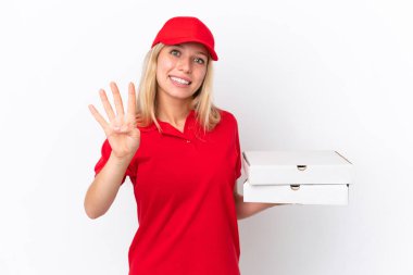 Beyaz arka planda pizza taşıyan teslimatçı kadın mutlu ve parmaklarıyla dört tane sayıyor.