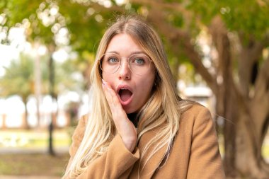 Açık havada güzel sarışın bir kadın şaşırmış ve şok olmuştu.