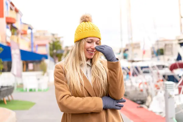 Młoda Ładna Blondynka Kobieta Zimowej Kurtce Świeżym Powietrzu Uśmiechając Się — Zdjęcie stockowe