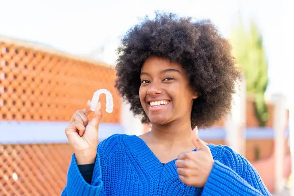 African American Girl Holding Invisible Braces Outdoors Thumbs Because Something — Stock Photo, Image