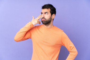 Kafkasyalı yakışıklı, soyutlanmış mor bir geçmişi var. İntihar jesti yapmakta zorlanıyor.