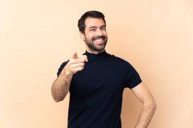 İzole edilmiş geçmişi olan beyaz yakışıklı bir adam kendine güvenen bir ifadeyle seni işaret ediyor.