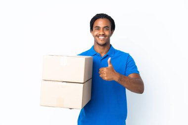 Beyaz arka planda örülü Afro-Amerikan bir adam baş parmak hareketi yapıyor.