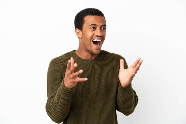 Yüzünde sürpriz bir ifade olan, izole edilmiş beyaz arka planda Afro-Amerikalı yakışıklı bir adam.