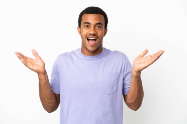 Yüzünde şok ifadesi olan, izole edilmiş beyaz arka planda Afro-Amerikalı yakışıklı bir adam.