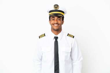 İzole edilmiş beyaz arka planda gülen Afrikalı Amerikan Uçak Pilotu