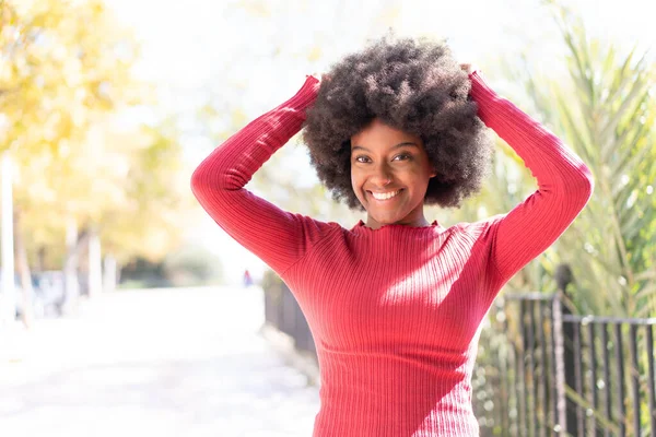 Chica Afroamericana Aire Libre Con Expresión Feliz — Foto de Stock