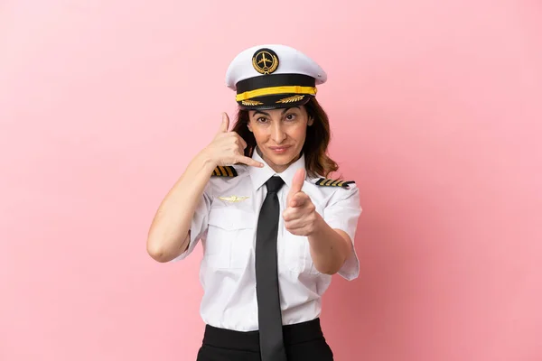 Αεροπλάνο Μεσήλικη Πιλότος Γυναίκα Απομονωμένη Ροζ Φόντο Κάνοντας Τηλεφωνική Χειρονομία — Φωτογραφία Αρχείου