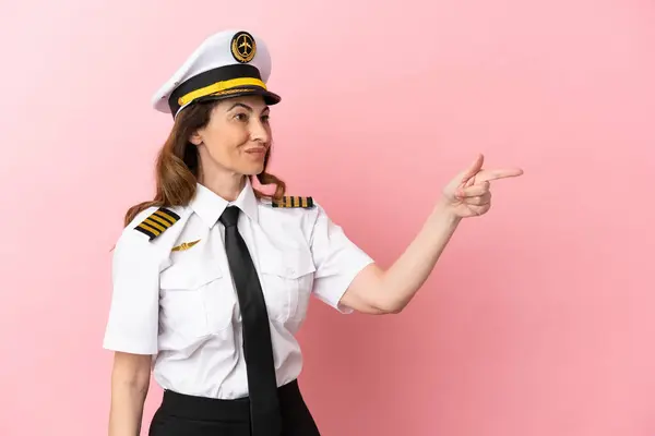 Αεροπλάνο Μεσήλικας Πιλότος Γυναίκα Απομονωμένη Ροζ Φόντο Δείχνει Μακριά — Φωτογραφία Αρχείου