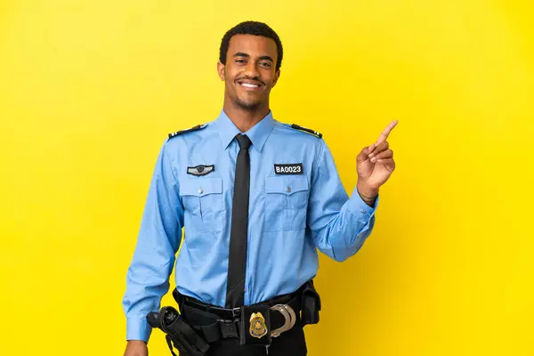 Afroamerykańska Policja Nad Odizolowanym Żółtym Tle Pokazuje Kiwnąć Palcem Znak — Zdjęcie stockowe