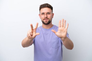Beyaz arka planda izole genç beyaz adam parmakları ile sekiz sayın