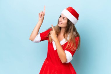 Anne Noel gibi giyinmiş genç beyaz kadın mavi arka planda izole edilmiş işaret parmağıyla işaret etmek harika bir fikir.