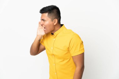 Genç Ekvadorlu, beyaz arka planda izole edilmiş ağzı açık bağırıyor.