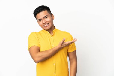 Genç Ekvador 'lu adam beyaz arka planda izole edilmiş bir fikir sunuyor.