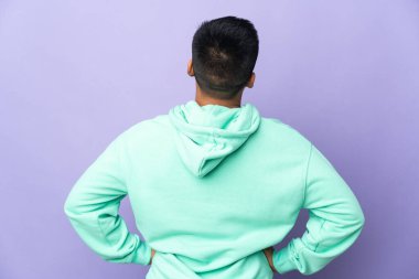 Genç Ekvadorlu adam mor arka planda izole edilmiş.