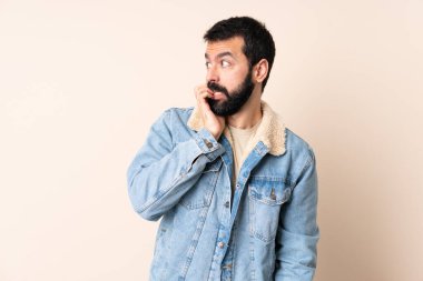 Sakallı ve soyutlanmış beyaz bir adam biraz gergin.