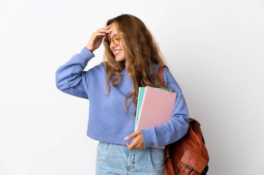 Beyaz arka planda izole edilmiş genç bayan gülüyor.