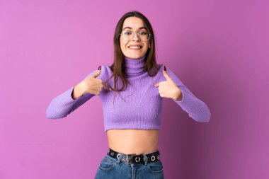 Soyutlanmış mor bir geçmişi olan genç bir kadın. Şaşırtıcı bir yüz ifadesi.