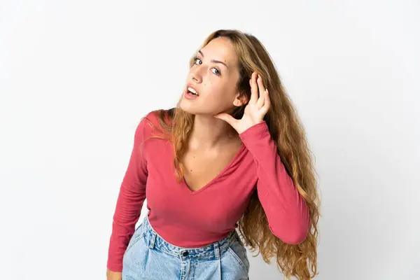 Ung Blond Kvinna Isolerad Blå Bakgrund Lyssna Något Genom Att — Stockfoto