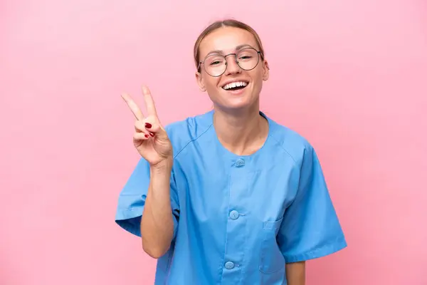 Enfermera Joven Doctora Aislada Sobre Fondo Rosa Sonriendo Mostrando Signo — Foto de Stock