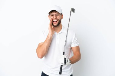 Beyaz arka planda izole bir şekilde golf oynayan yakışıklı genç adam ağzı açık bağırıyor.